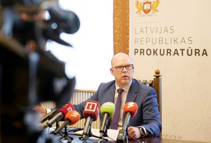 Генеральный прокурор Армин Мейстерс на пресс-конференции 14 мая 2026 года по "Делу лесопромышленников". Фото: Паула Чурксте / LETA