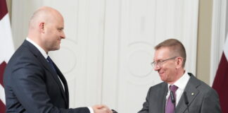 Депутат фракции Сейма от "Объединенного списка" Андрис Кулбергс (слева) и президент Эдгар Ринкевич принимают участие в пресс-конференции по итогам консультаций с делегированными представителями всех фракций Сейма о формировании нового правительства. 16 мая 2026 года. Фото: Эдийс Паленс / LETA