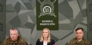 Начальник Департамента анализа информации и управления Объединенного штаба НВС Марис Тутинс (слева), руководитель Департамента военно-публичных отношений Министерства обороны Гуна Гаврилко и руководитель Центра кризисного управления полковник Арвис Зиле участвуют в пресс-конференции, на которой информируют о возможной угрозе в воздушном пространстве Латвии. Фото: Эвия Трифанова / LETA