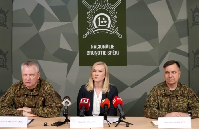 Начальник Департамента анализа информации и управления Объединенного штаба НВС Марис Тутинс (слева), руководитель Департамента военно-публичных отношений Министерства обороны Гуна Гаврилко и руководитель Центра кризисного управления полковник Арвис Зиле участвуют в пресс-конференции, на которой информируют о возможной угрозе в воздушном пространстве Латвии. Фото: Эвия Трифанова / LETA