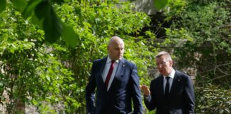 Президент Латвии Эдгар Ринкевич (справа) и кандидат на пост премьер-министра Андрис Кулбергс во время встречи в Рижском замке. Фото: Эвия Трифанова / LETA