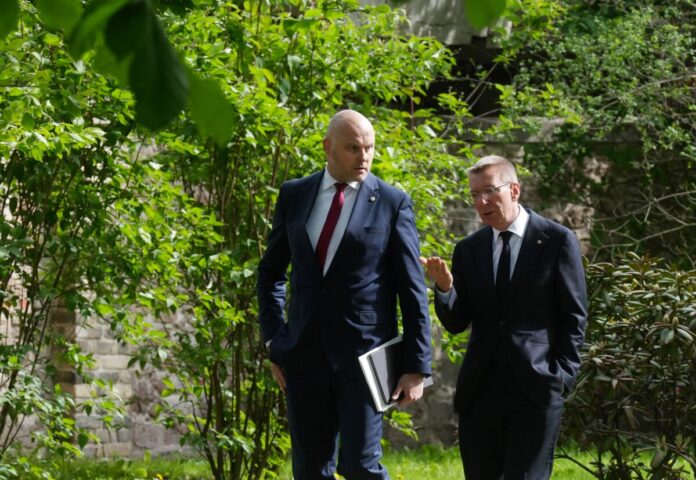 Президент Латвии Эдгар Ринкевич (справа) и кандидат на пост премьер-министра Андрис Кулбергс во время встречи в Рижском замке. Фото: Эвия Трифанова / LETA
