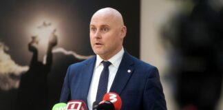 Кандидат на должность премьер-министра Андрис Кулбергс называет кандидатов на министерские посты. Рига, 26 мая 2026 года. Фото: Паула Чурксте / LETA