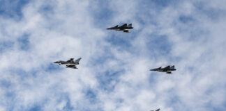 17 мая в воздушное пространство Латвии залетел дрон, а в Литве обнаружили упавший беспилотник Утром 17 мая во время угрозы были подняты истребители миссии НАТО по патрулированию воздушного пространства Балтии. Фото: seržante D. Prūse / Latvijas armija