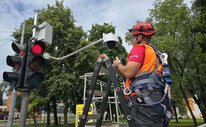 luksofors-daugavpils-1-001_max «Умный» светофор на перекрёстке улиц 18 Новембра и Валкас. Даугавпилс, август 2024 года. Фото: daugavpils.lv