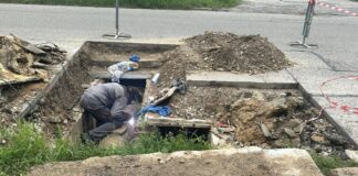 Ремонтные работы после разрыва магистрального трубопровода ТЭЦ-3, питающего Химию, Форштадт и «Молочку». Он случился в ходе гидравлических испытаний в конце июля 2025 года. Фото: Daugavpils Siltumtīkli