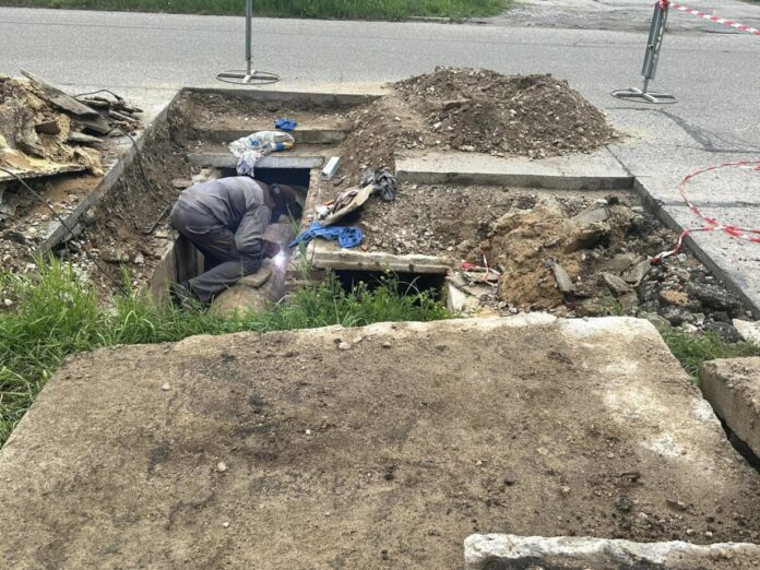 Ремонтные работы после разрыва магистрального трубопровода ТЭЦ-3, питающего Химию, Форштадт и «Молочку». Он случился в ходе гидравлических испытаний в конце июля 2025 года. Фото: Daugavpils Siltumtīkli