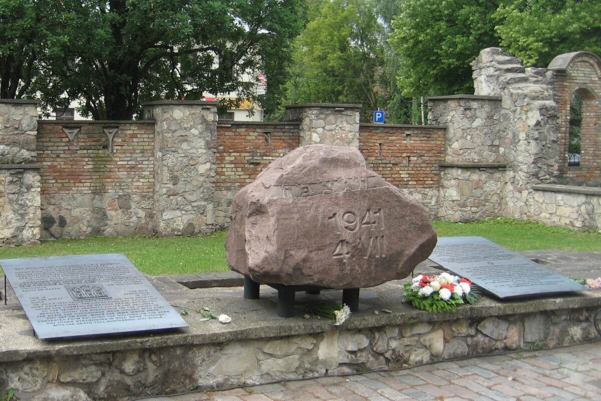 Мемориал памяти жертв Холокоста у Большой хоральной синагоги в Риге. Фото из архива Еврейской общины Лаатвии