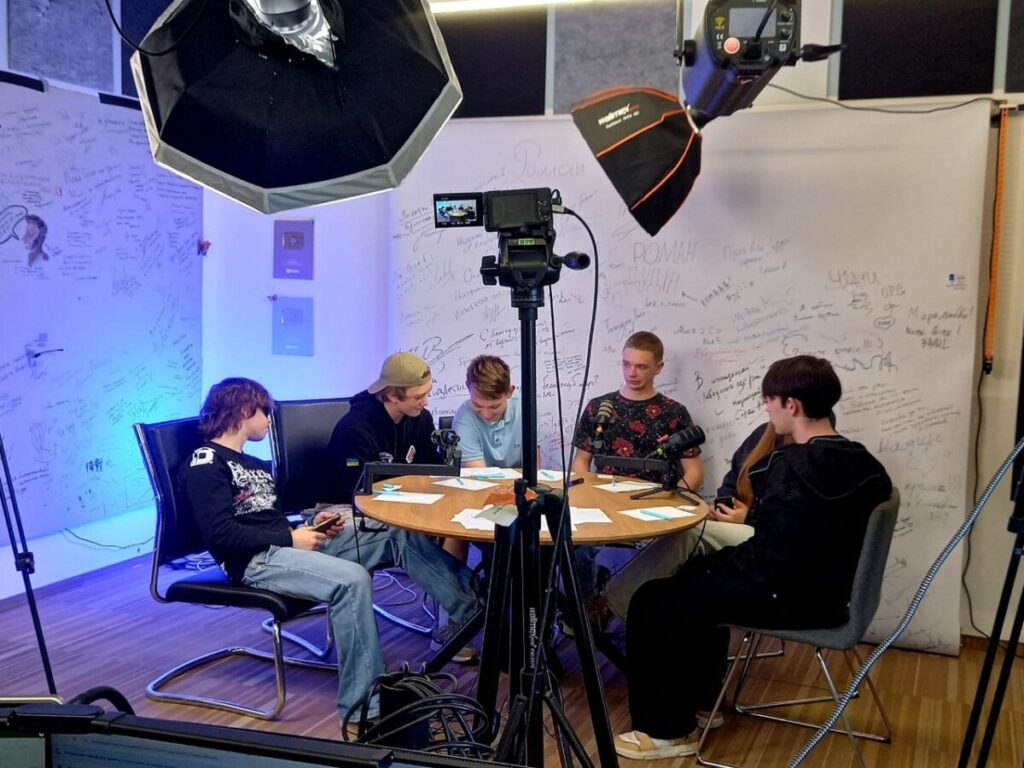 Украинская молодёжь во время игры AntiLimbo в студии YouTube-канала «И Грянул Грэм» в Риге. Фото предоставлены руководителями проекта