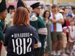 Гости из четырёх стран, историческая реконструкция и бал. 11 июля в Даугавпилсской крепости пройдёт фестиваль «Динабург 1812» Фестиваль «Динабург 1812». 12 июля 2025 года. Фото: Андрей Емельянов / daugavpils.lv