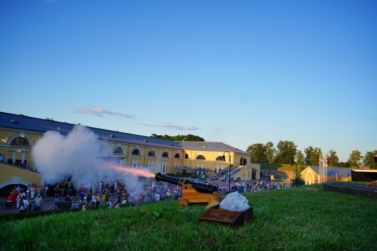 Пушечный выстрел на фестивале «Динабург 1812». 12 июля 2025 года. Фото: Андрей Емельянов / daugavpils.lv