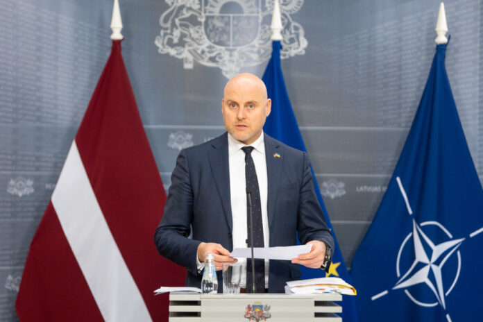 Премьер-министр Андрис Кулбергс на пресс-конференции 2 июня 2026 года. Фото: Mairis Matisons / Valsts kanceleja