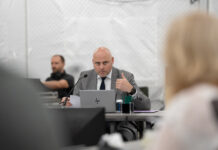 Главное, чтобы за обещаниями последовали дела: главы самоуправлений после заседания правительства в Латгалии Премьер-министр Латвии Андрис Кулбергс на выездном заседании Кабинета министров в Латгалии. Лузнава, 27 июня 2026 года. Фото: Laura Celmiņa, Ārlietu ministrija