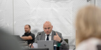 Главное, чтобы за обещаниями последовали дела: главы самоуправлений после заседания правительства в Латгалии Премьер-министр Латвии Андрис Кулбергс на выездном заседании Кабинета министров в Латгалии. Лузнава, 27 июня 2026 года. Фото: Laura Celmiņa, Ārlietu ministrija