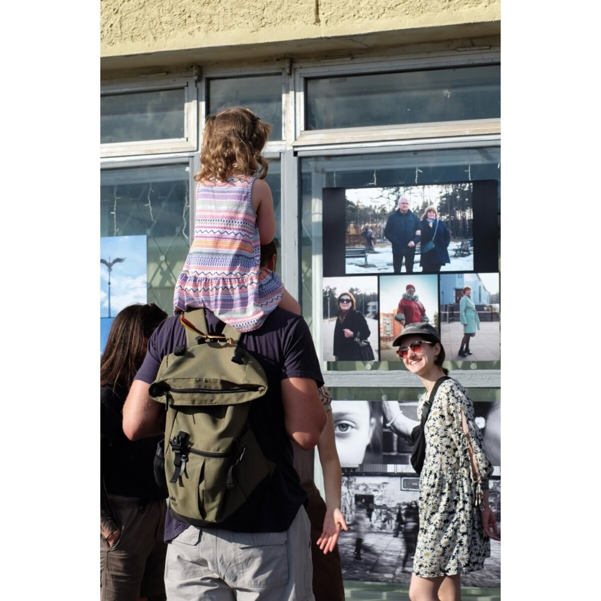 Выставка воспитанников фотостудии Fotofabrikas Висагинской академии творчества и искусств и студии художественной обработки фотографии ART. Висагинас, балкон торгового центра Ežerynas, 26 июня 2026 года. Фото со страницы Ksenija Salimdzhanova на Фейсбуке