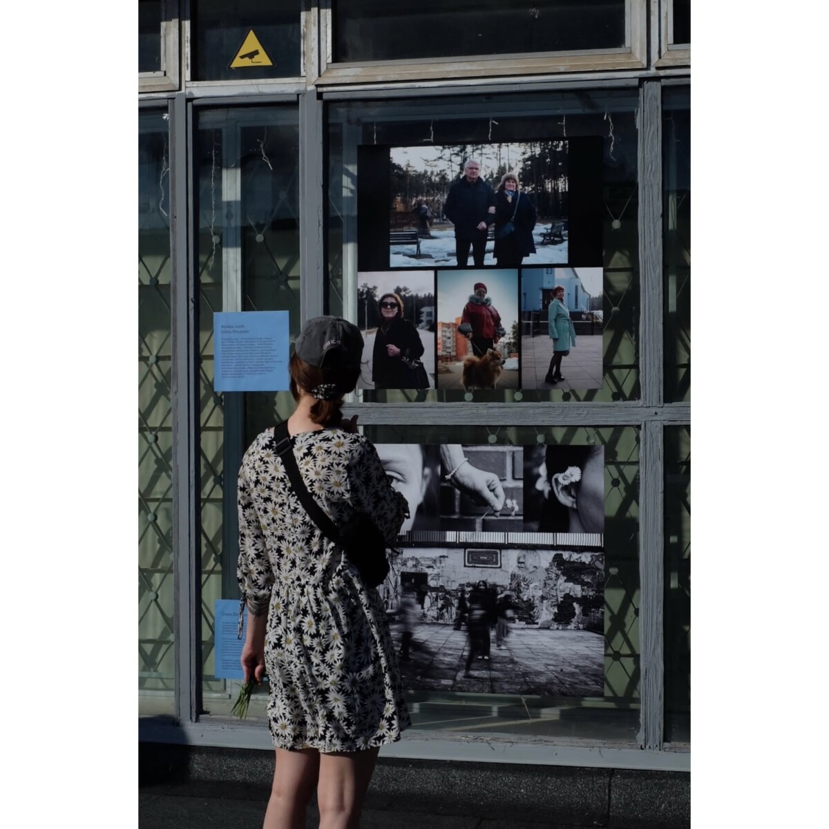 Выставка воспитанников фотостудии Fotofabrikas Висагинской академии творчества и искусств и студии художественной обработки фотографии ART. Висагинас, балкон торгового центра Ežerynas, 26 июня 2026 года. Фото со страницы Ksenija Salimdzhanova на Фейсбуке