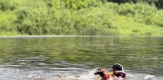 «У воды для родителей нет отдыха». Спасатели в Даугавпилсе напоминают о правилах безопасности Сотрудники Государственной пожарно-спасательной службы (ГПСС) показывают различные способы спасения людей на воде. Даугавпилс, 16 июня 2026 года. Фото: Анна Кусиня