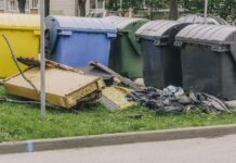 Мусорные контейнеры в Даугавпилсе по адресу ул. Кауняс, 7. Крупногабаритный мусор по-прежнему остаётся проблемой города, несмотря на то, что его можно сдать на площадке в Лигинишках. Фото: Евгений Ратков (30 мая 2026 года)