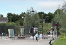 Территория рядом с променадом Даугавпилсской крепости, на которой строят площадку для падела. Даугавпилс, 13 июня 2026 года. Фото: Анна Кусиня