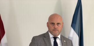 Правительство обещает усилить безопасность и экономику в Латгалии: о чём говорили члены Кабмина на заседании в Лузнаве Премьер-министр Андрис Кулбергс на пресс-конференции информирует о решениях, принятых на выездном заседании в Латгалии. 27 июня 2026 года, военная база НВС "Лузнава". Фото: Анна Кусиня / Chayka.lv