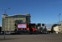 Сцена на Площади Единства готовится к Празднику города. 4 июня 2026 года. Фото: Анастасия Шубина