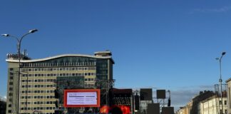 Сцена на Площади Единства готовится к Празднику города. 4 июня 2026 года. Фото: Анастасия Шубина
