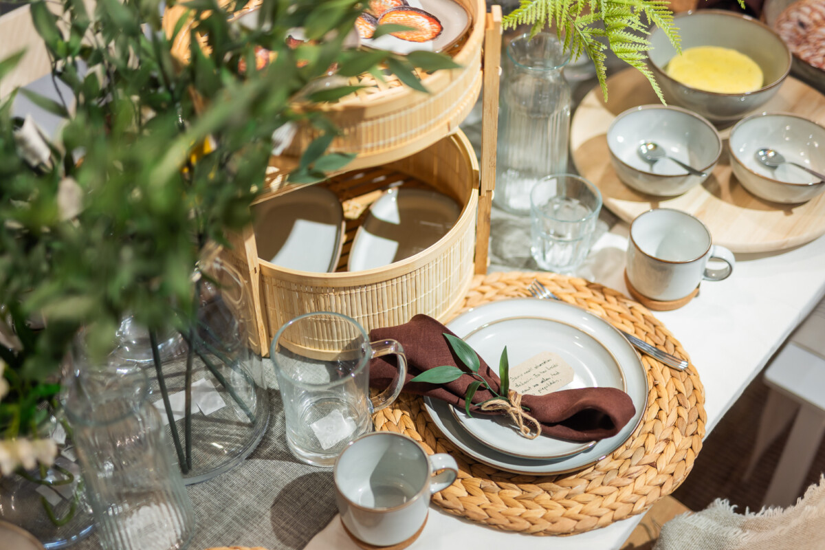 Праздничная сервировка стола к Янову дню. Фото: IKEA