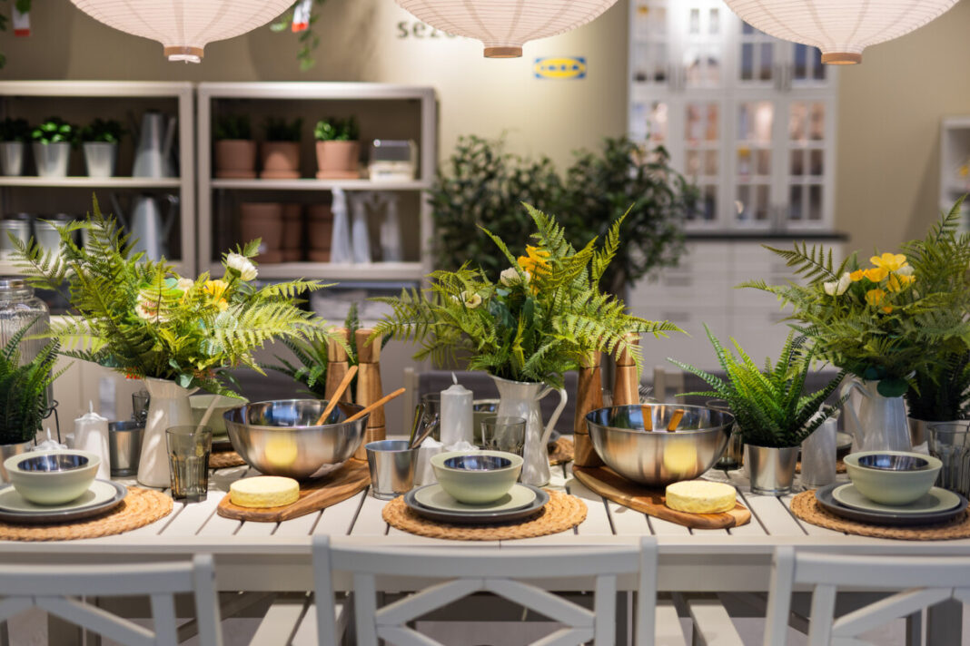 Праздничная сервировка стола к Янову дню. Фото: IKEA