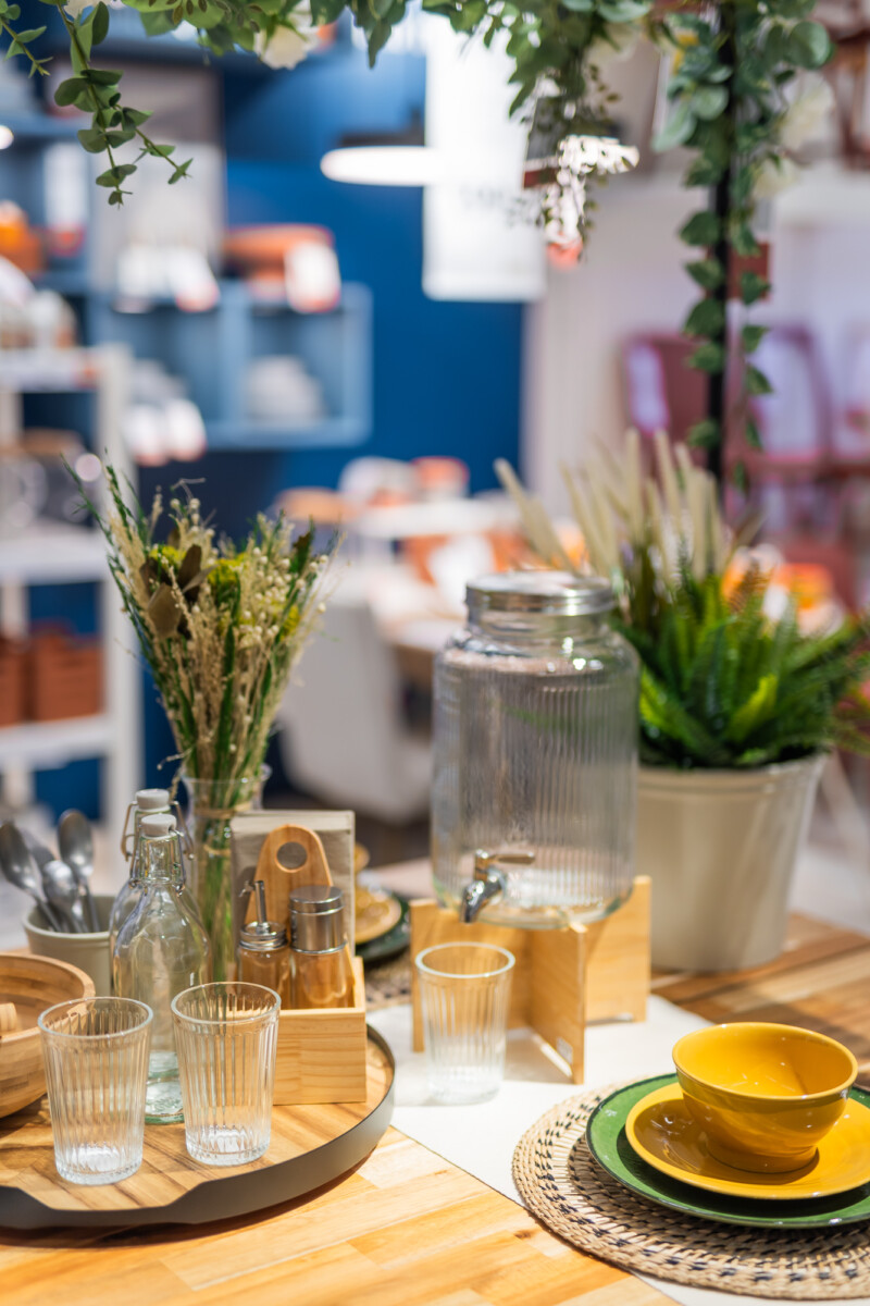 Праздничная сервировка стола к Янову дню. Фото: IKEA