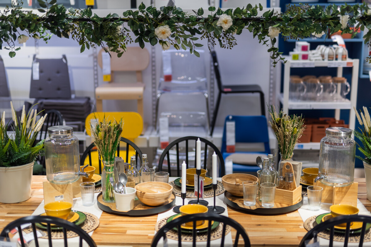 Праздничная сервировка стола к Янову дню. Фото: IKEA