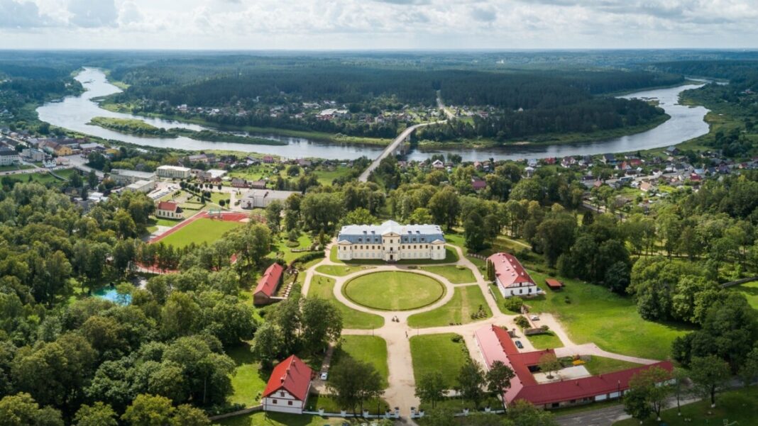 Приглашаем вместе с нами на историческую прогулку по Краславе — одному из старейших поселений Латгалии. Мультикультурному центру южной Латгалии, тесно связанному с дворянским родом Брёле-Плятеров. Фото: visitkraslava.lv