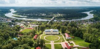Приглашаем вместе с нами на историческую прогулку по Краславе — одному из старейших поселений Латгалии. Мультикультурному центру южной Латгалии, тесно связанному с дворянским родом Брёле-Плятеров. Фото: visitkraslava.lv