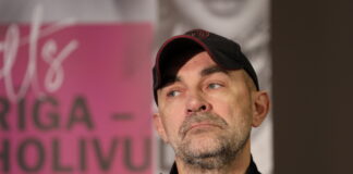 Возвращение режиссёра Голомазова, поймавшего «Фальшивую ноту». Авторский обзор от Андрея Шаврея Сергей Голомазов на пресс-конференции в Рижском русском театре имени Михаила Чехова. 17 сентября 2020 года. Фото: Эвия Трифанова / LETA