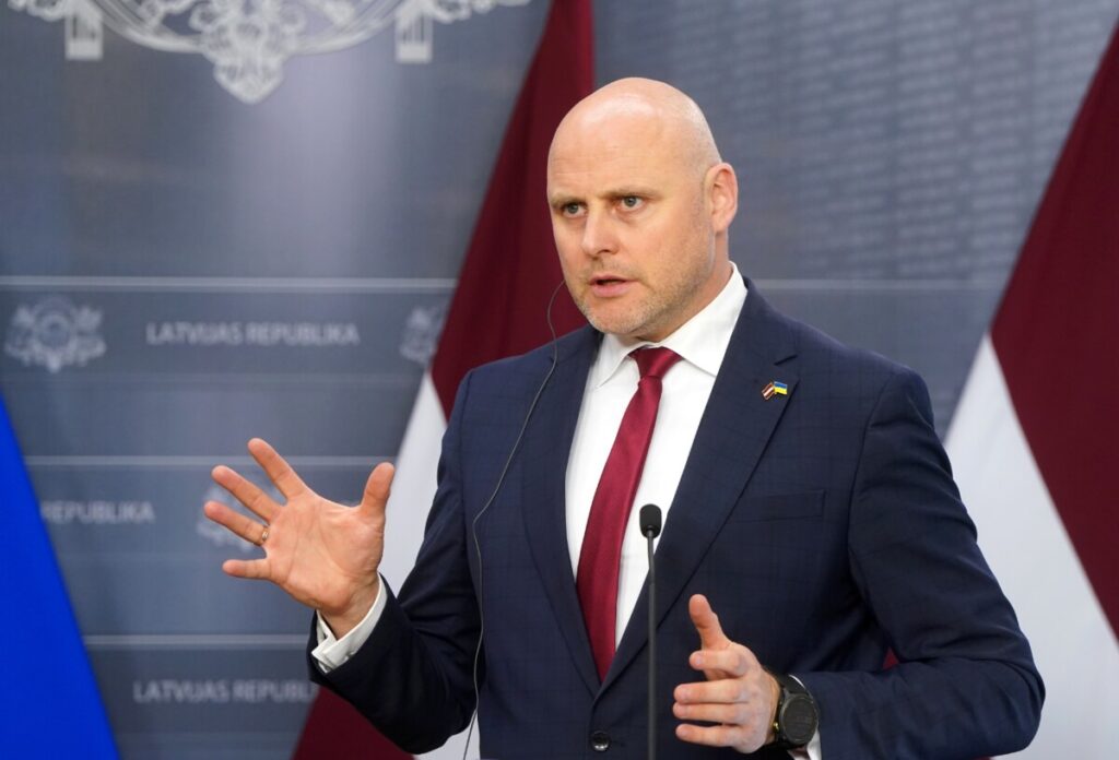 Премьер-министр Андрис Кулбергс на пресс-конференции после встречи с премьер-министром Украины в Кабинете министров. 1 июня 2026 года. Фото: Каспарс Крафтс / LETA