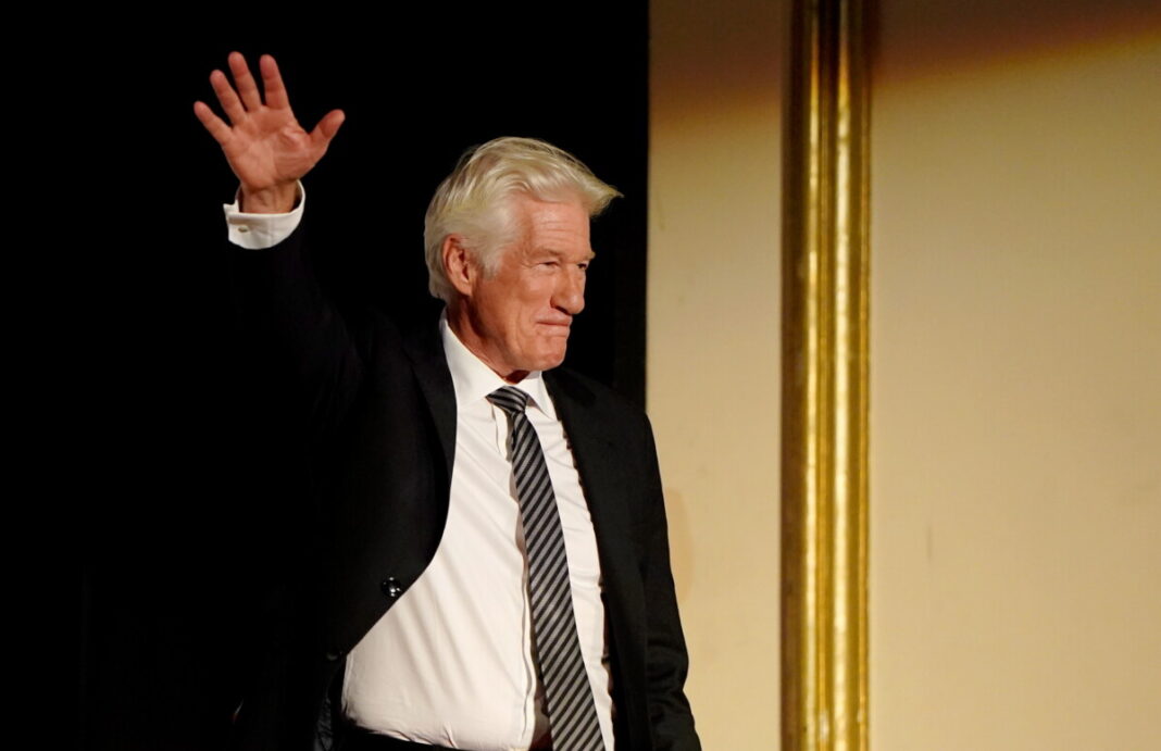 Защитник прав человека и интересов Тибета актёр Ричард Гир (Richard Gere) во время встречи со зрителями фильма «Мудрость счастья». Фото: Каспарс Крафтс / LETA