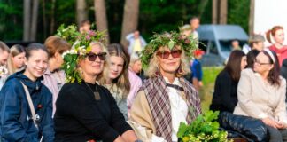 Перед Лиго в Латвии потеплеет до +25°C. В Даугавпилсе на сам праздник пока прогнозируют сухую погоду Лиго на Стропской эстраде в Даугавпилсе. 23 июня 2025 года. Фото: Маргарита Вигуле / daugavpils.lv