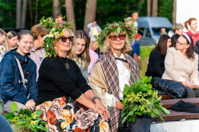 ligodaugavpils2025-85-001 Лиго на Стропской эстраде в Даугавпилсе. 23 июня 2025 года. Фото: Маргарита Вигуле / daugavpils.lv