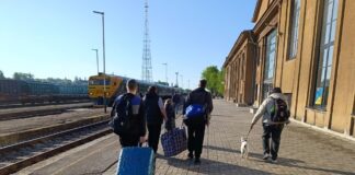 Семья из Запорожской области на вокзале в Даугавпилсе. Фото: Эвита Савицкая