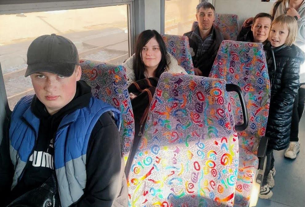 Семья из Запорожской области в поезде из Даугавпилса в Ригу. Фото: Эвита Савицкая