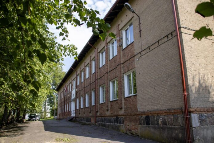 Здание бывшей школы в посёлке Рауда. Фото: Māra Multiņa / Augšdaugavas novada pašvaldība (17 августа 2025 года) Здание бывшей школы в посёлке Рауда. Фото: Māra Multiņa / Augšdaugavas novada pašvaldība (17 августа 2025 года)