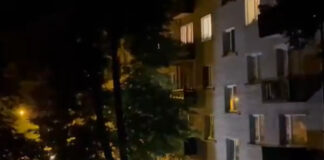 Группа полицейских у дома на улице Циалковска, 13 в Даугавпилсе. 11 июня 2026 года. Скриншот из видео очевидицы