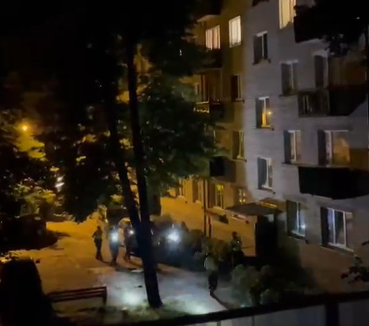 Группа полицейских у дома на улице Циалковска, 13 в Даугавпилсе. 11 июня 2026 года. Скриншот из видео очевидицы Группа полицейских у дома на улице Циалковска, 13 в Даугавпилсе. 11 июня 2026 года. Скриншот из видео очевидицы