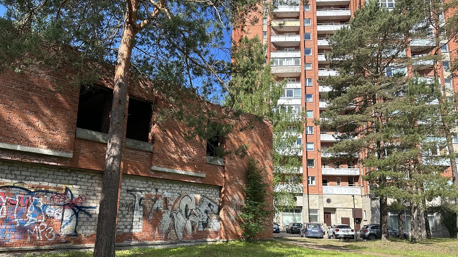 Разрушающееся здание по адресу Тайкос, 8 в Висагинасе. Пр. Тайкос, 8. Владелец не сносит его, но и не достраивает. Фото: news.tts.lt