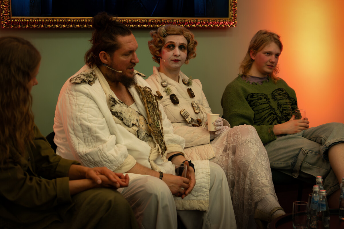 Творческая команда спектакля «Культ старейшин» (рижский театр Dirty Deal Teatro в программе Театрального фестиваля №5) на встрече со зрителями. Даугавпилсский театра, 2 июня 2026 года. Фото: Эгилс Вилюмовс