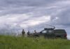 Военные на поисках обломков дрона в Наутренской волости Резекненского края. 8 июня 2026 года. Фото: Santa Kļaviņa / LSM