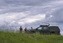Военные на поисках обломков дрона в Наутренской волости Резекненского края. 8 июня 2026 года. Фото: Santa Kļaviņa / LSM