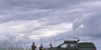 Военные на поисках обломков дрона в Наутренской волости Резекненского края. 8 июня 2026 года. Фото: Santa Kļaviņa / LSM