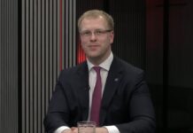 «Sarauj, Latgale! участвовать в парламентских выборах не будет и не собирается», — Андрей Элксниньш Андрей Элксниньш, мэр Даугавпилса, лидер партии Sarauj, Latgale! Скриншот из программы "Местный вопрос" Латгальской студии ЛСМ. Даугавпилс, 5 июня 2026 года