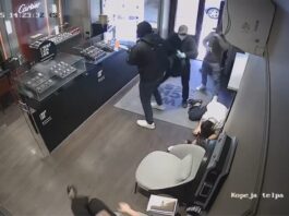 За ограбление магазина часов в Старой Риге осудили троих. Четвёртый участник всё ещё в розыске Скриншот видео с камеры видеонаблюдения, зафиксировавшей момент ограбления в магазине люксовых часов Baltic Watches в Риге. 29 апреля 2025 года. Источник: Государственная полиция
