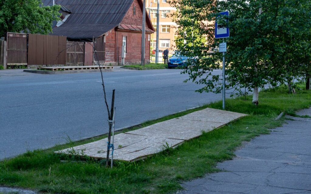 Остановка автобусов №10, №10A, №22 и №23 на улице Добелес в Даугавпилсе. Фото: Карлис Пайкенс